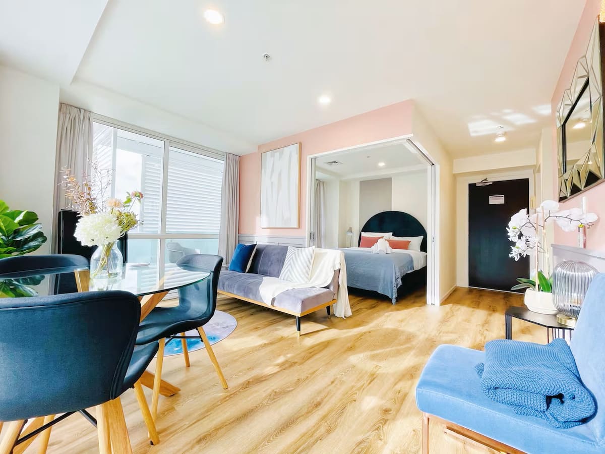 Stylish 2BR City Retreat with Balconies — Albert Park photo 2