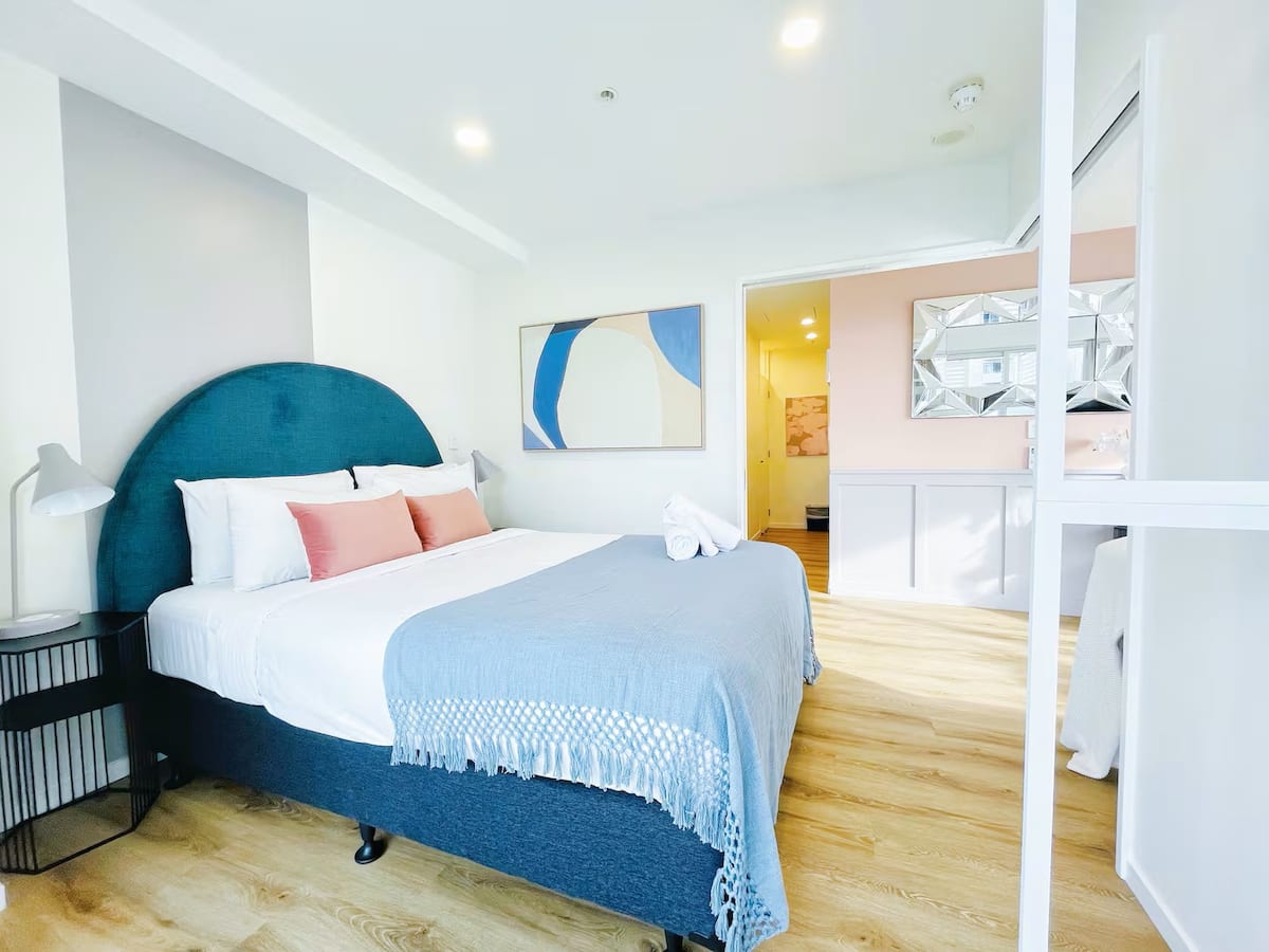 Stylish 2BR City Retreat with Balconies — Albert Park photo 3
