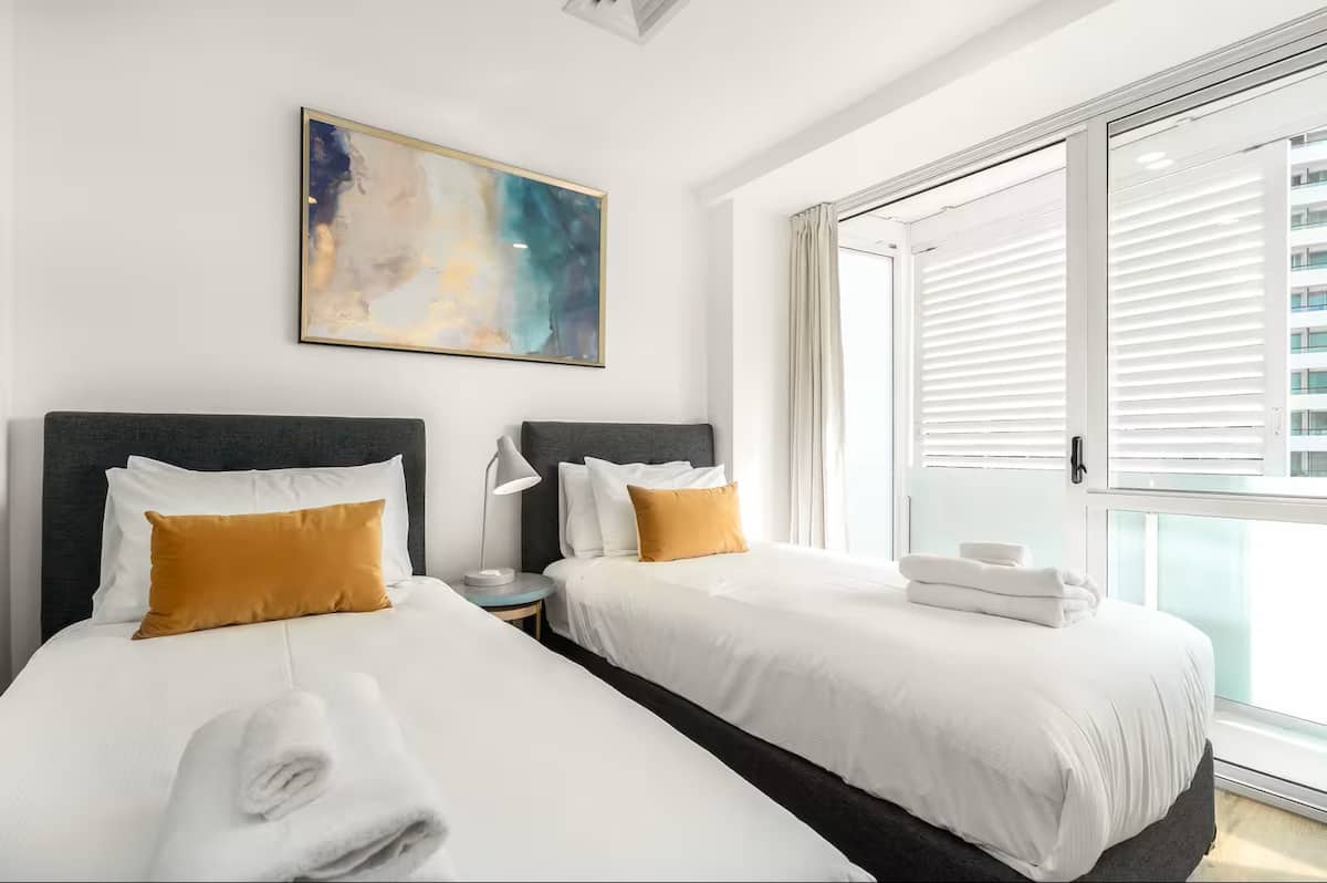 Stylish 2BR City Retreat with Balconies — Albert Park photo 4