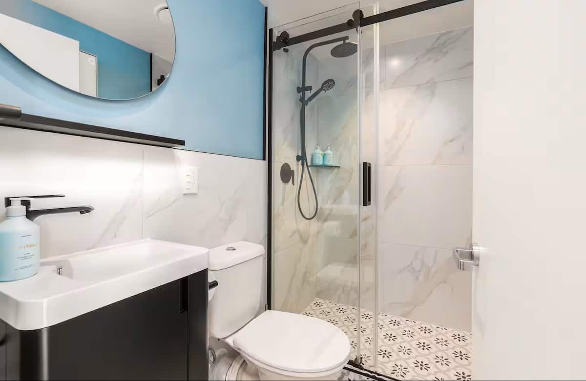 Stylish 2BR City Retreat with Balconies — Albert Park photo 5